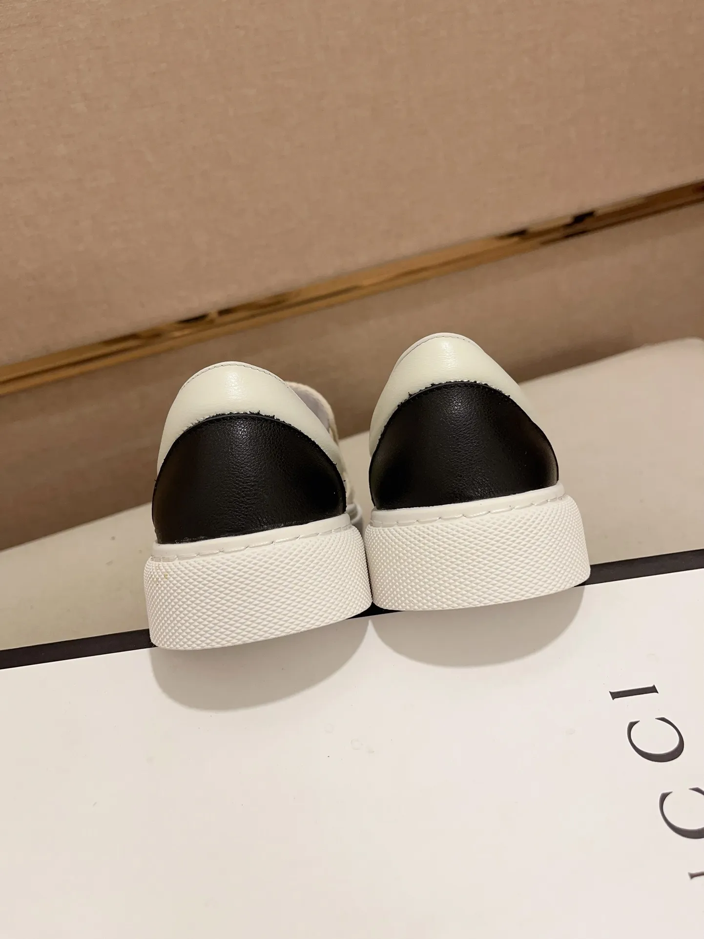 Men's shoes💰 440💰The new GUCCI (Gucci) counters are launched simultaneously. The new men's shoes, 😘fabrics are selected from imported cowhide, and the lining is sheepskin lining. 👍🏿 High-end ☄️ air-cushion molded anti-slip rubber outsole, exquisite lines, simple and elegant, comfortable and high-end for leisure travel. Code number: 38 to 44 (45 can be customized and cannot be returned or exchanged)